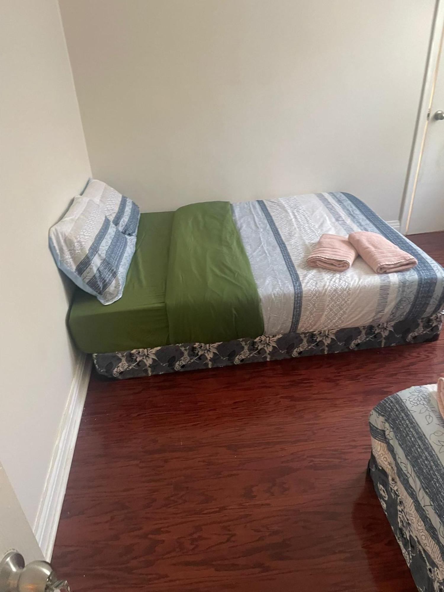 Maple Leaf Stay-walk To Uoft,dt,street Cars,bars,rom-free Wifi * Toronto