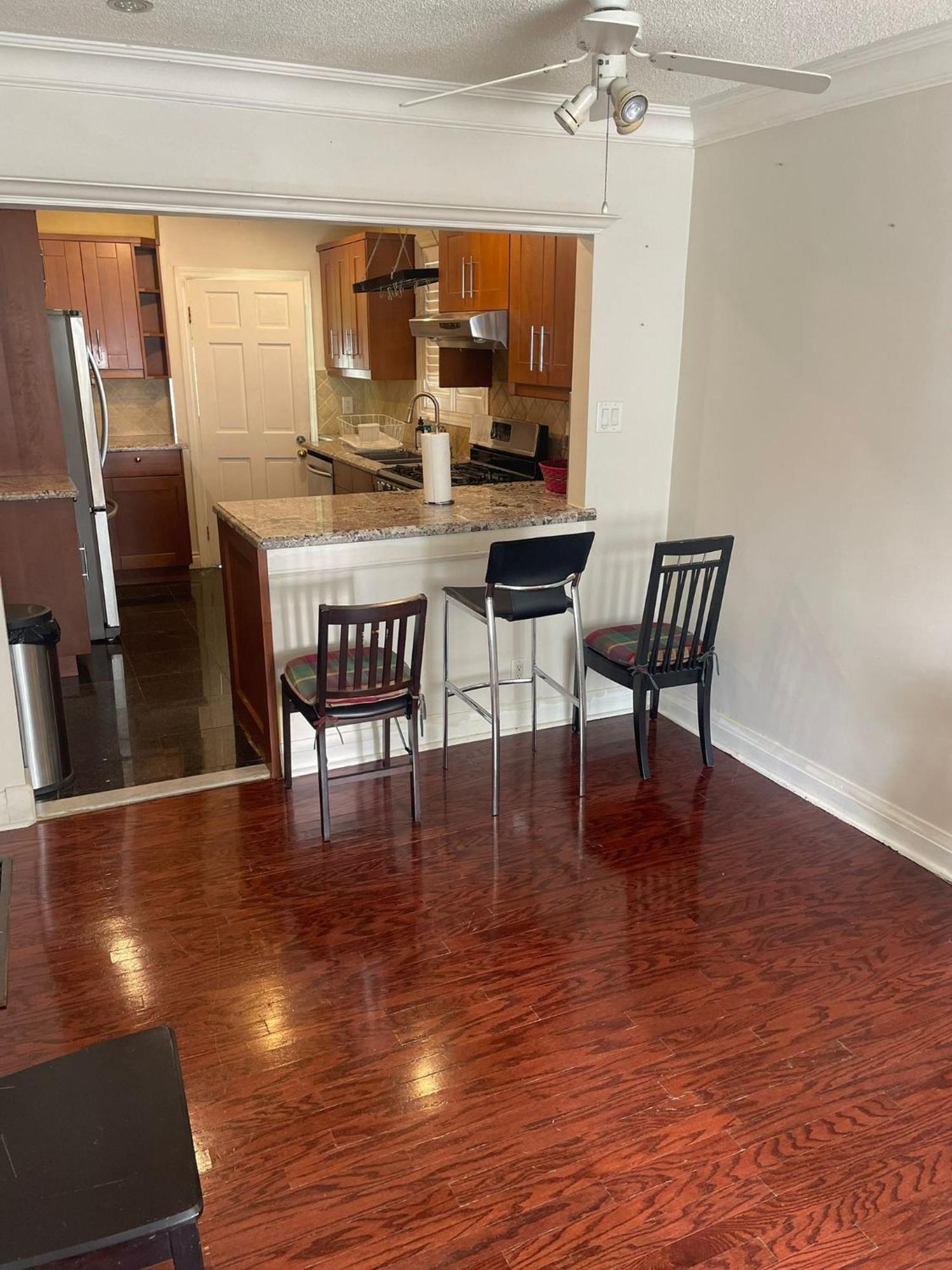 Maple Leaf Stay-walk To Uoft,dt,street Cars,bars,rom-free Wifi