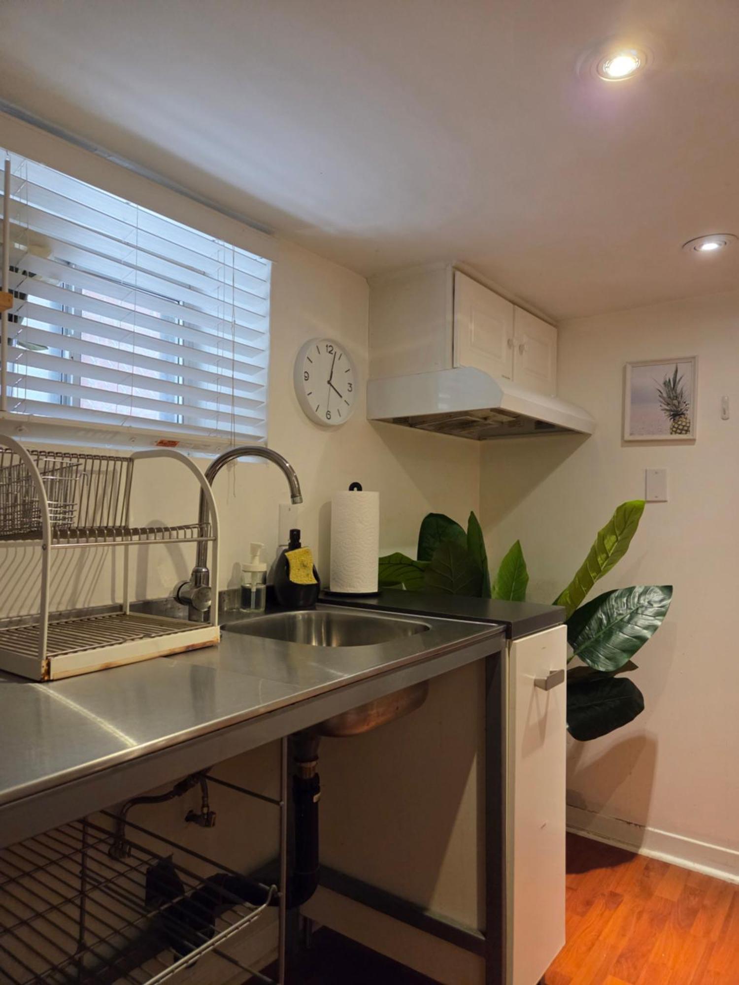 Charming Basement With Private Entrance Near Subway, Koreatown & Uoft Gasthof Toronto