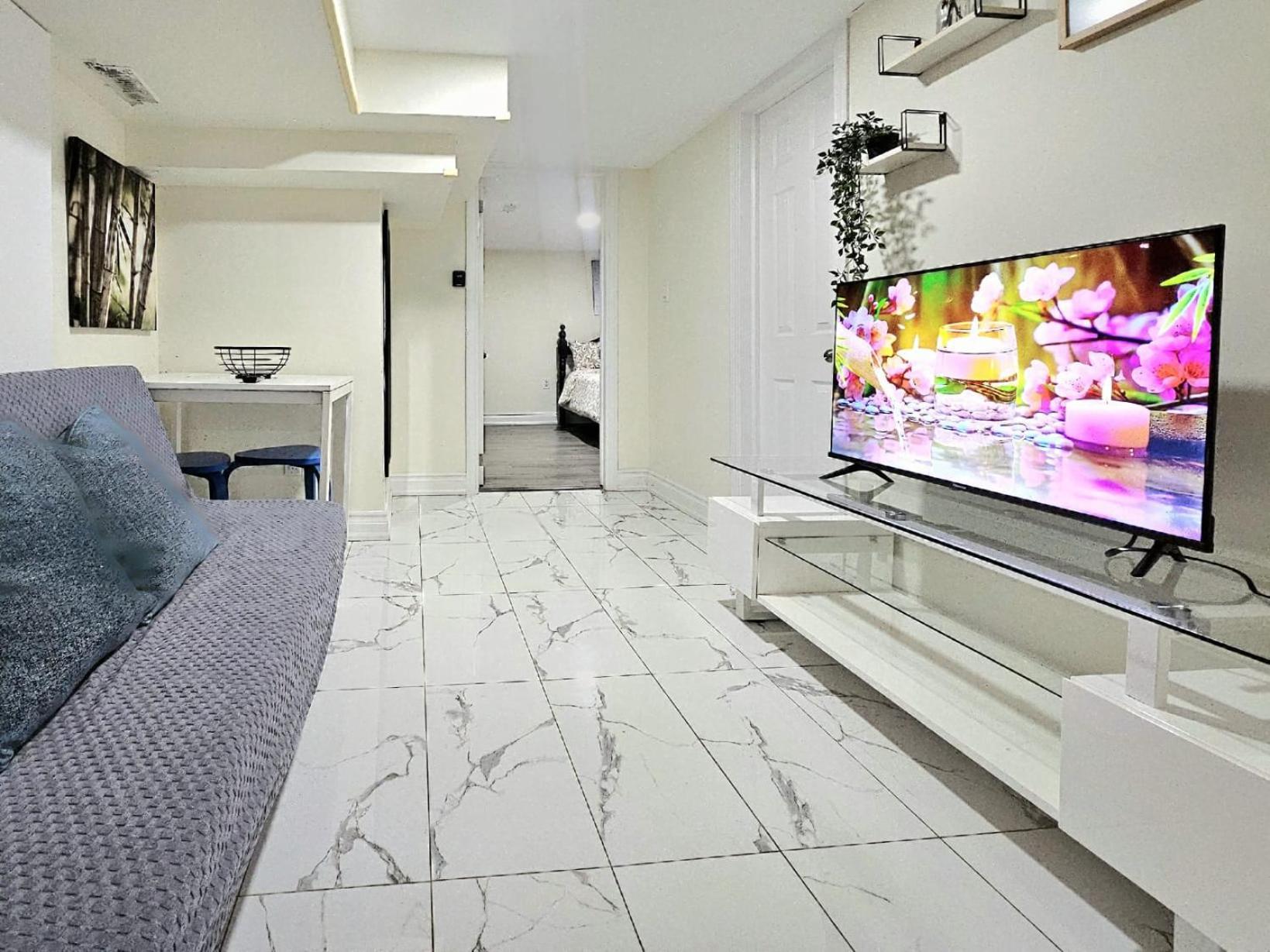 Apartment Downtown - Trinity Bellwood Park Toronto