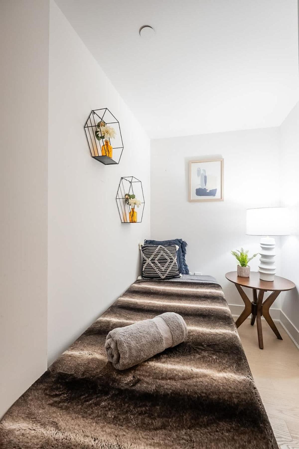 Cozy 1b Luxury Heart Of Toronto