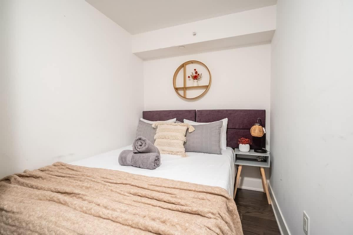 California King Bed In Heart Of Downtown