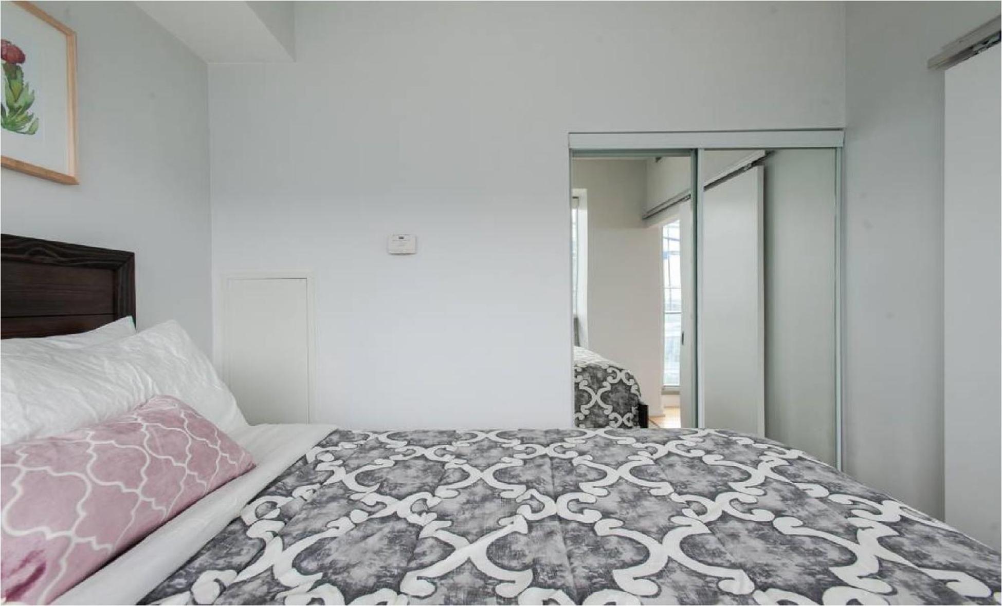 Downtown Core Two Bedroom With Cn Tower View, Free Parking Homestay