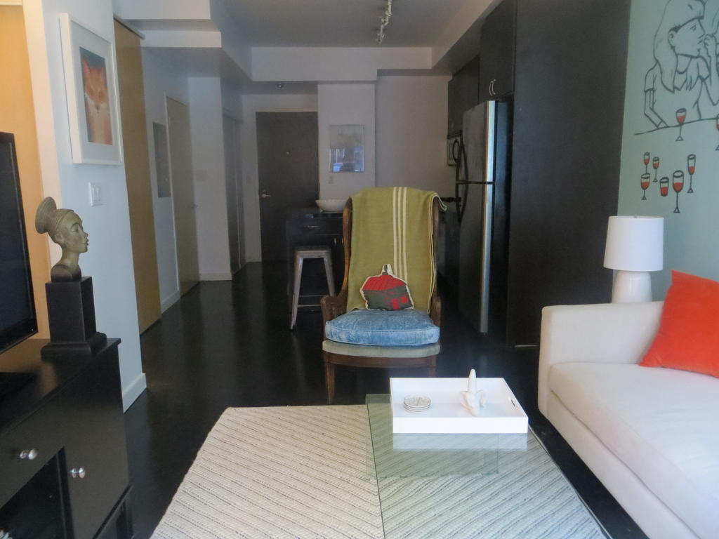 Apartment Super Awesome King West Furnished *