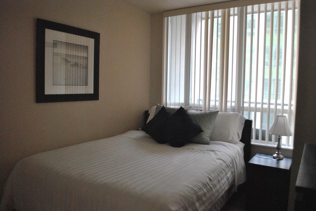 Livingsuites - 20 Blue Jays Way Apartment *