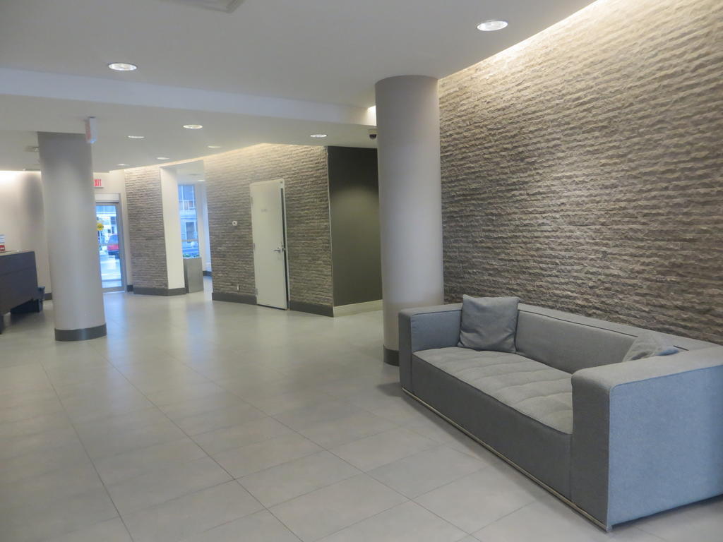 Apartment Super Awesome King West Furnished *