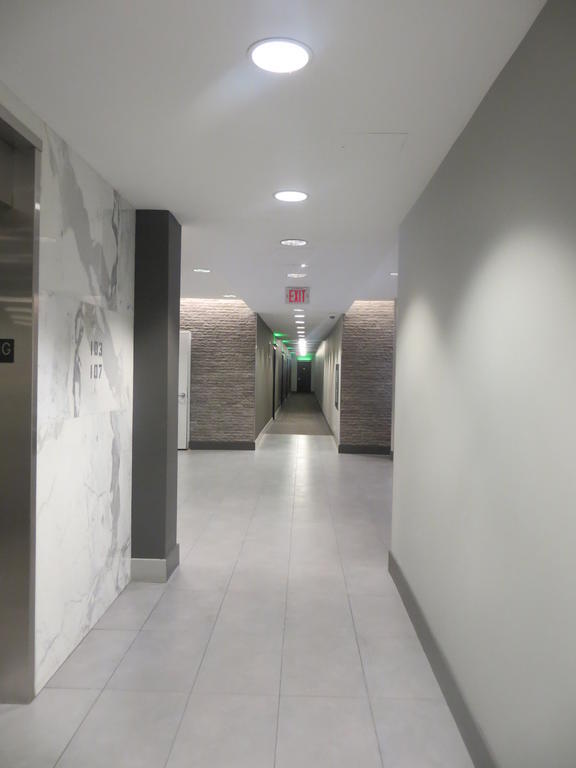Apartment Super Awesome King West Furnished *