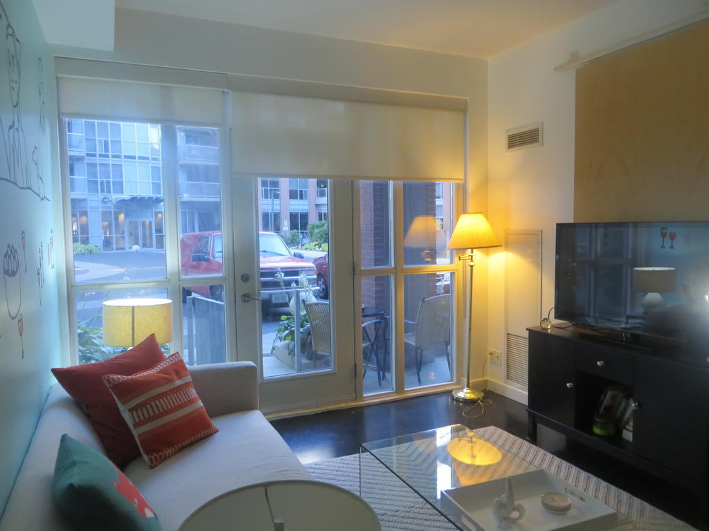 Apartment Super Awesome King West Furnished