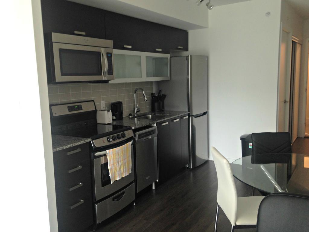 Apartment Pelican At Liberty Village Toronto
