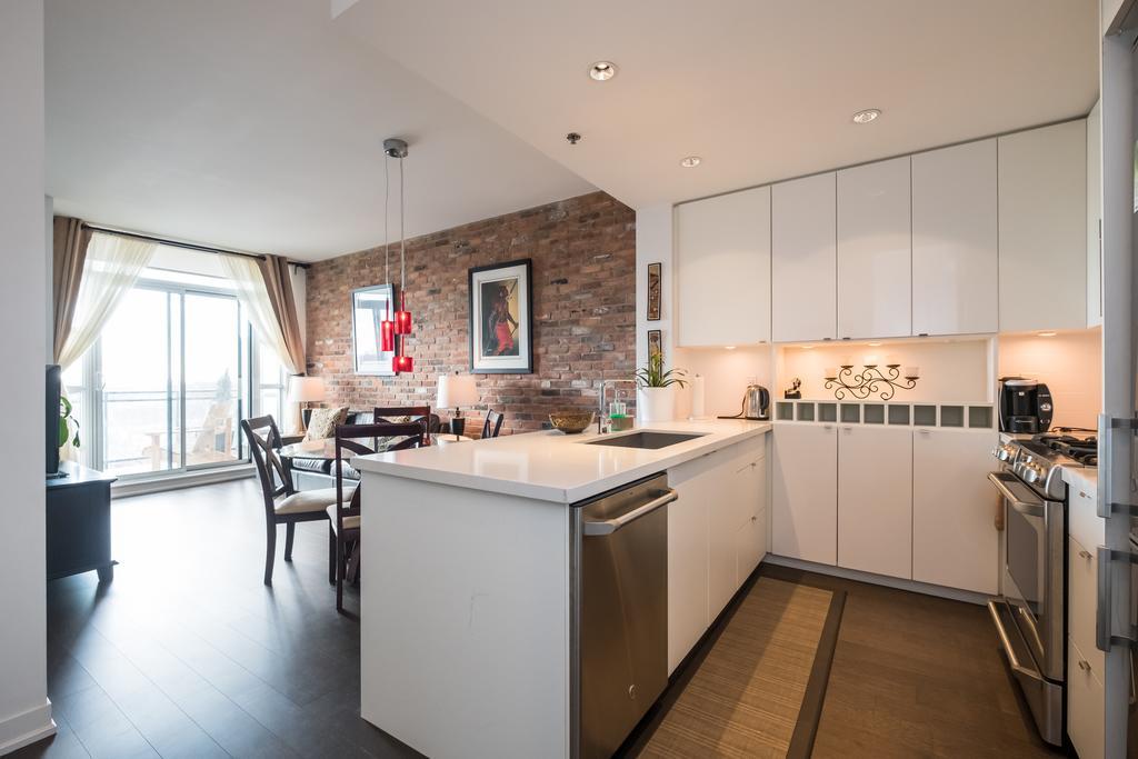 Luxury Leslieville - 2 Bedroom 2 Bath *