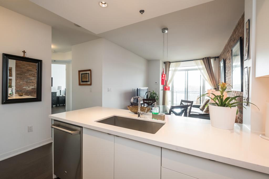 Luxury Leslieville - 2 Bedroom 2 Bath Toronto