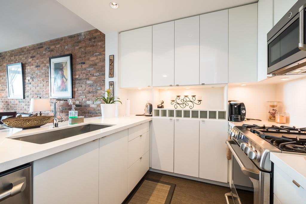 Luxury Leslieville - 2 Bedroom 2 Bath Apartment