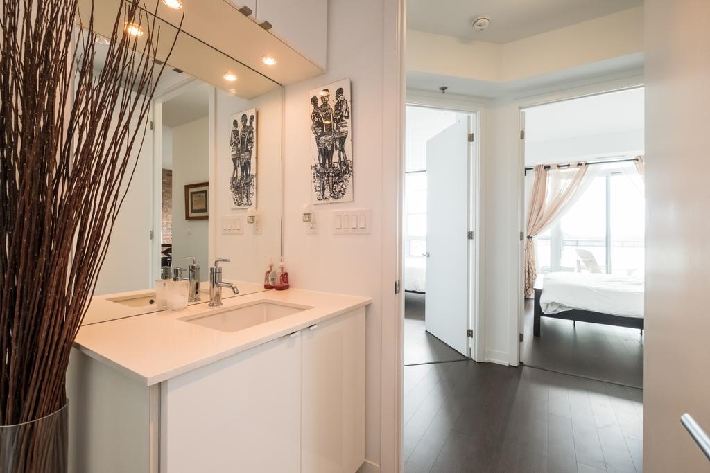 Luxury Leslieville - 2 Bedroom 2 Bath *