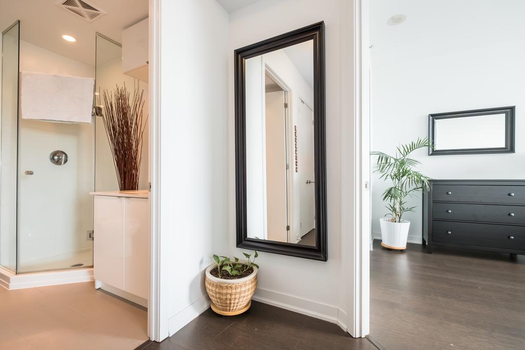 Luxury Leslieville - 2 Bedroom 2 Bath Apartment *