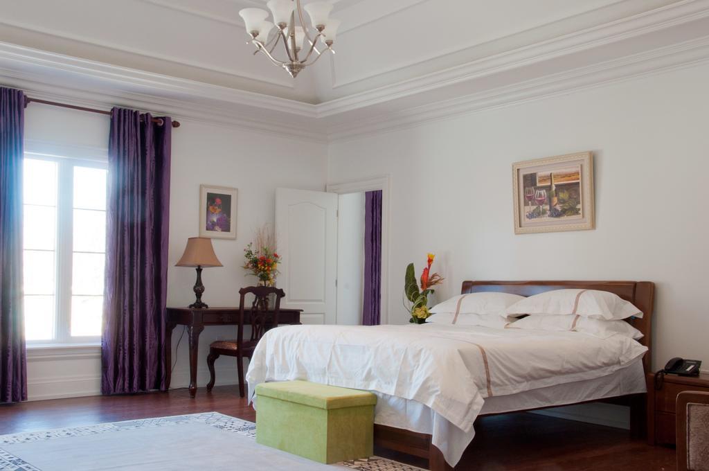 Yonge Palace North York 3*