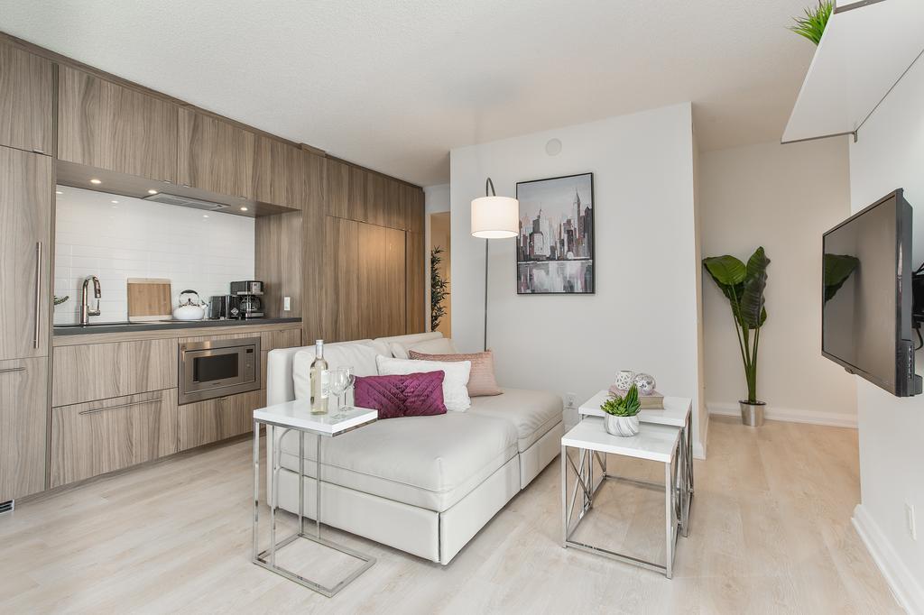 Enchantment In Yorkville Apartment *