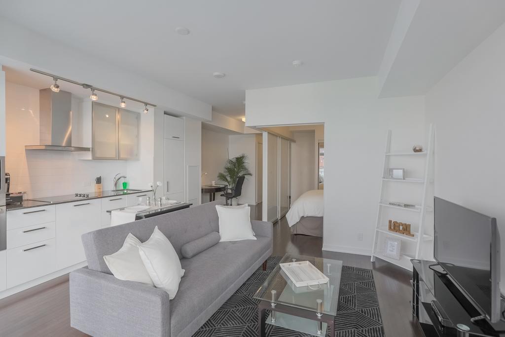 Noel - York And Simcoe St. Apartment *