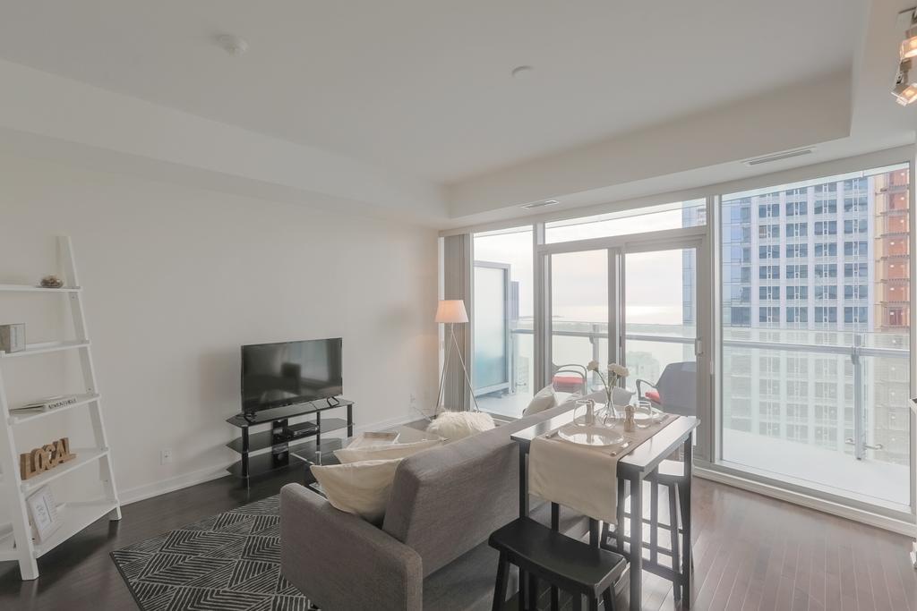 Noel - York And Simcoe St. Apartment