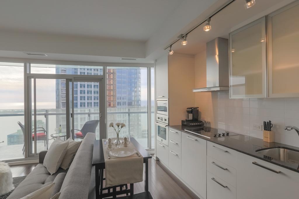 Noel - York And Simcoe St. Apartment
