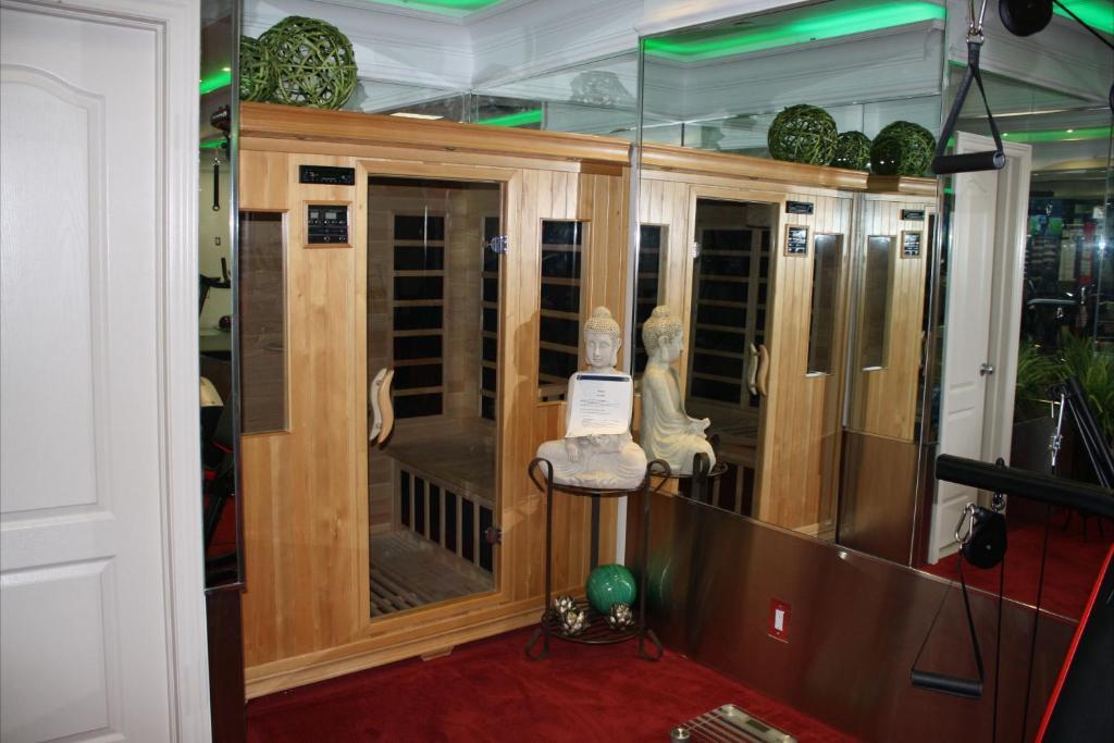 Yonge Furnished Hotel 3*