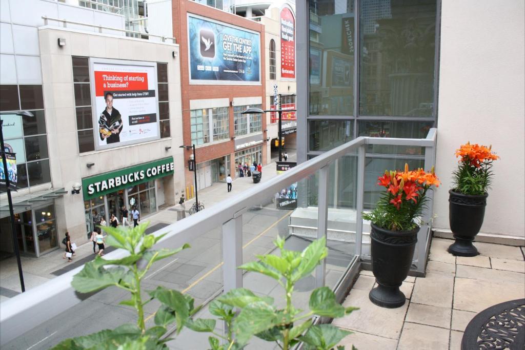 Yonge Furnished Hotel Toronto