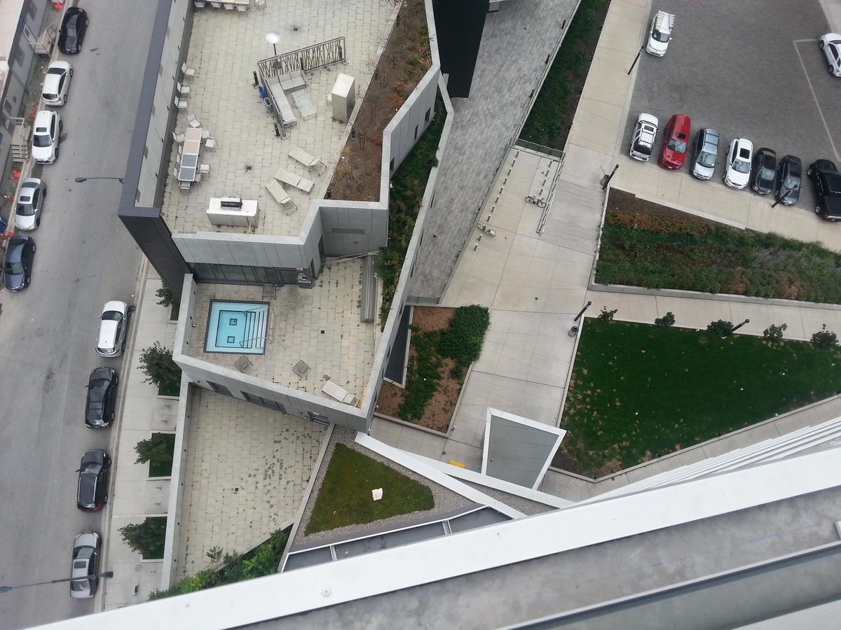 Overlooking Cn Tower, Rogers, Islands Apartment