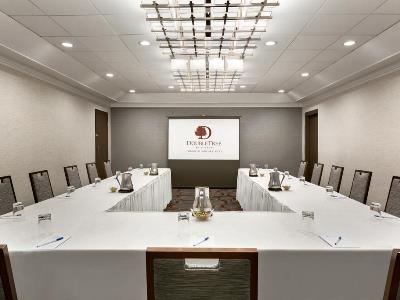 Hotel Doubletree By Hilton Airport, On 4*