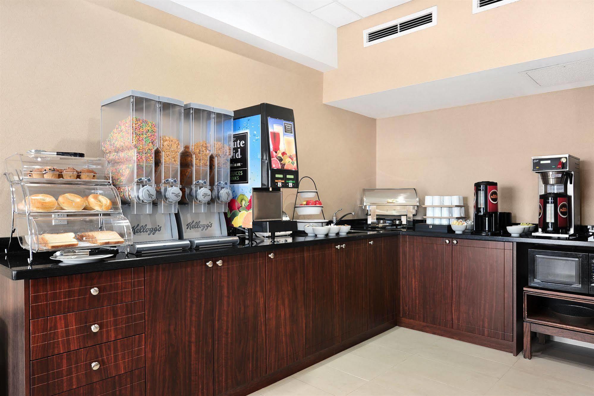 Comfort & Conference Centre Airport 3* Toronto