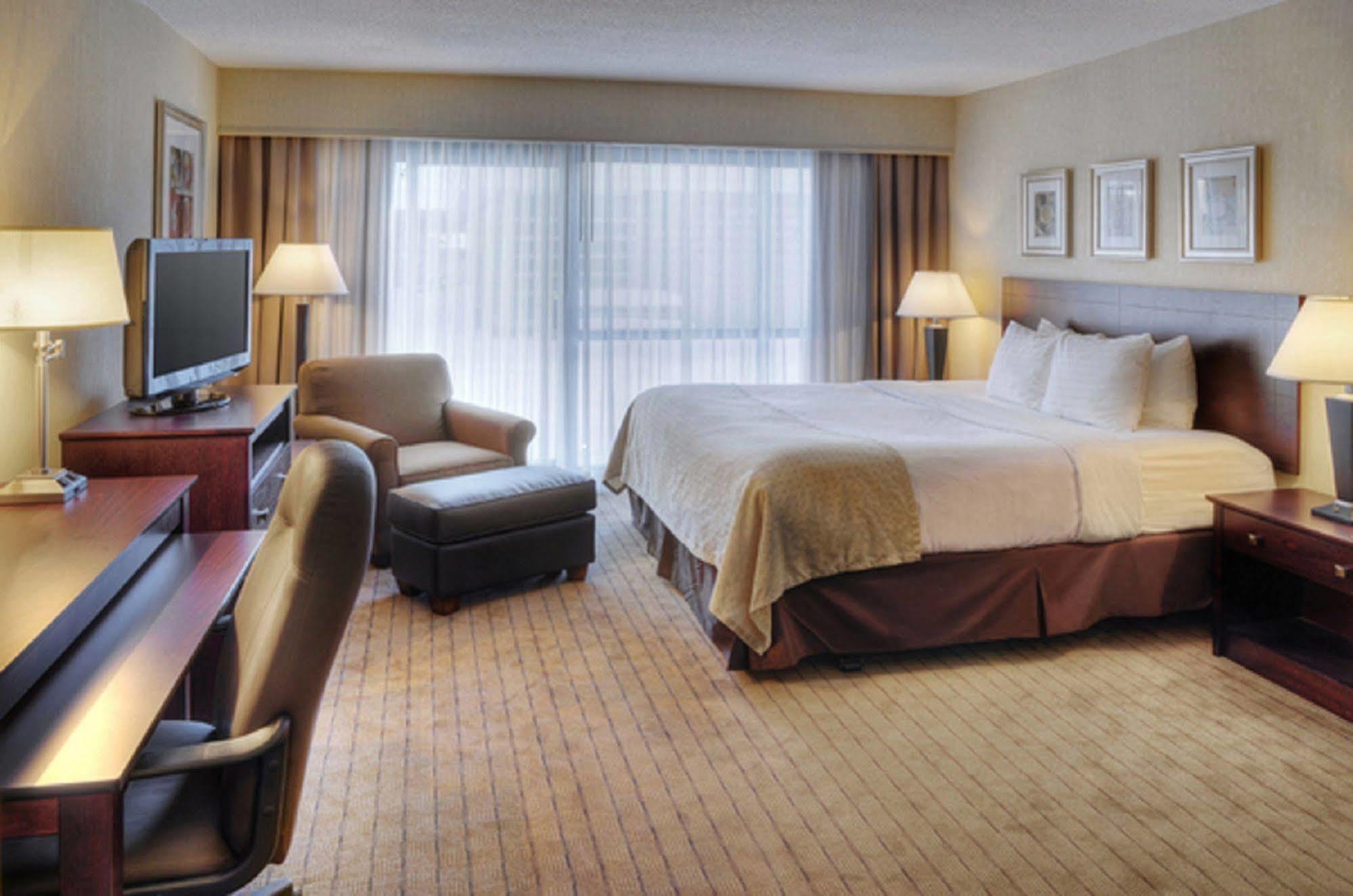 Airport East By Ihg Hotel Toronto