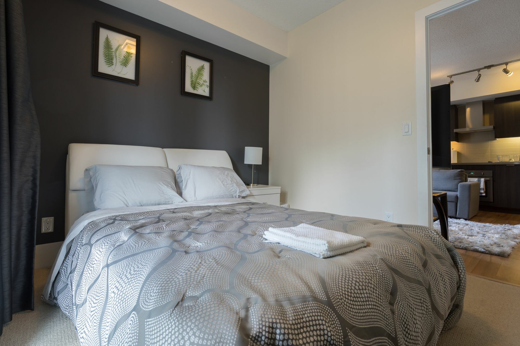 Applewood - Executive 3 Bdrm *