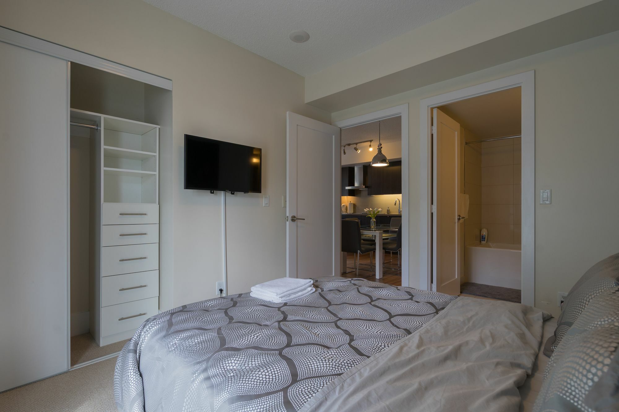Applewood - Executive 3 Bdrm *