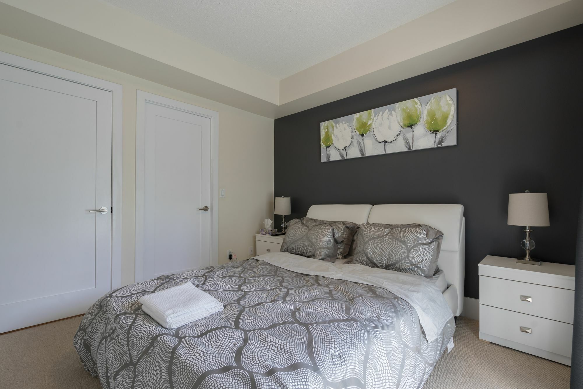 Applewood - Executive 3 Bdrm *