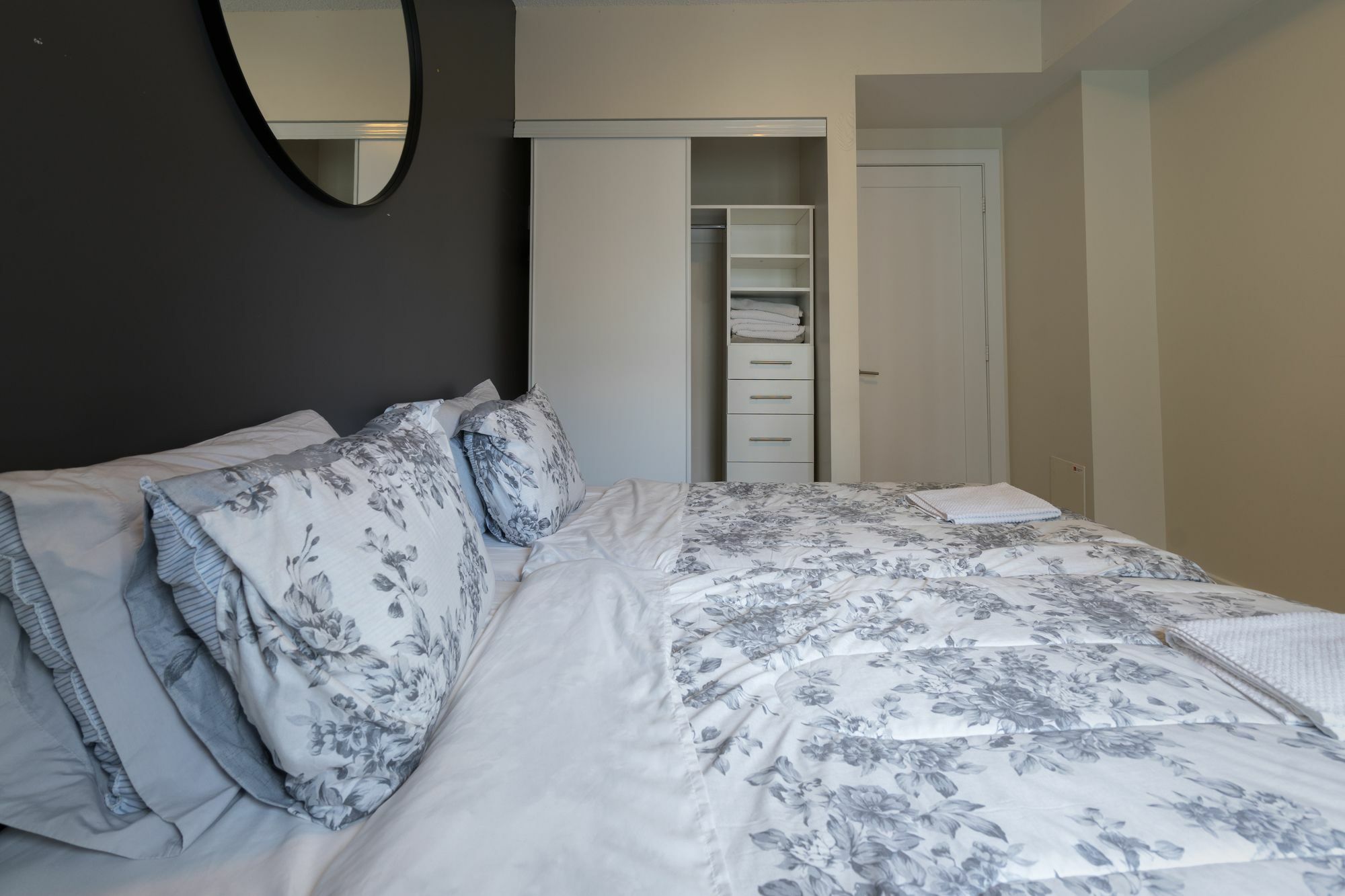 Applewood - Executive 3 Bdrm * Toronto