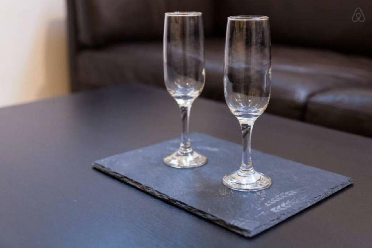 Last Minute Downtown Deals . Apartment