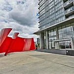 Classic Downtown Toronto Lakeview Condo With Free Parking
