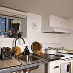 Charming Basement Suite With Private Entrance Near Subway, Koreatown & Uoft