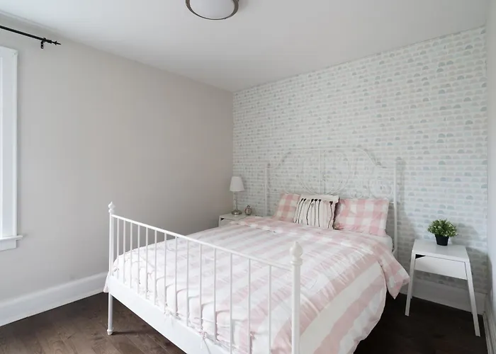 Bright And Quiet Bedroom Near Subway, Koreatown And Uoft