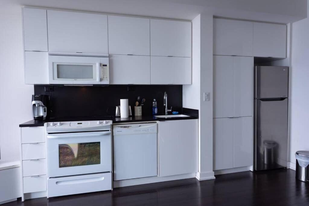 Classic Downtown Lakeview With Free Parking Apartment Toronto