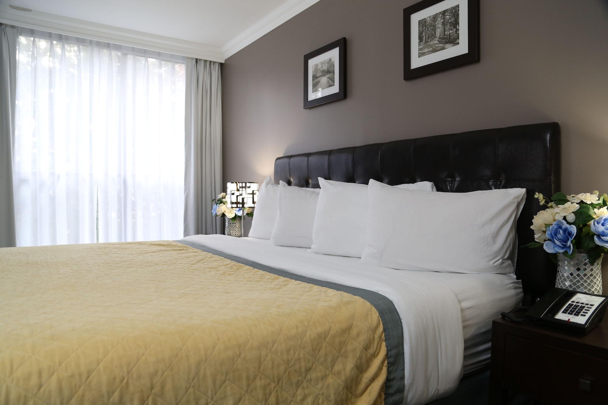 Hotel Edward North York 3*