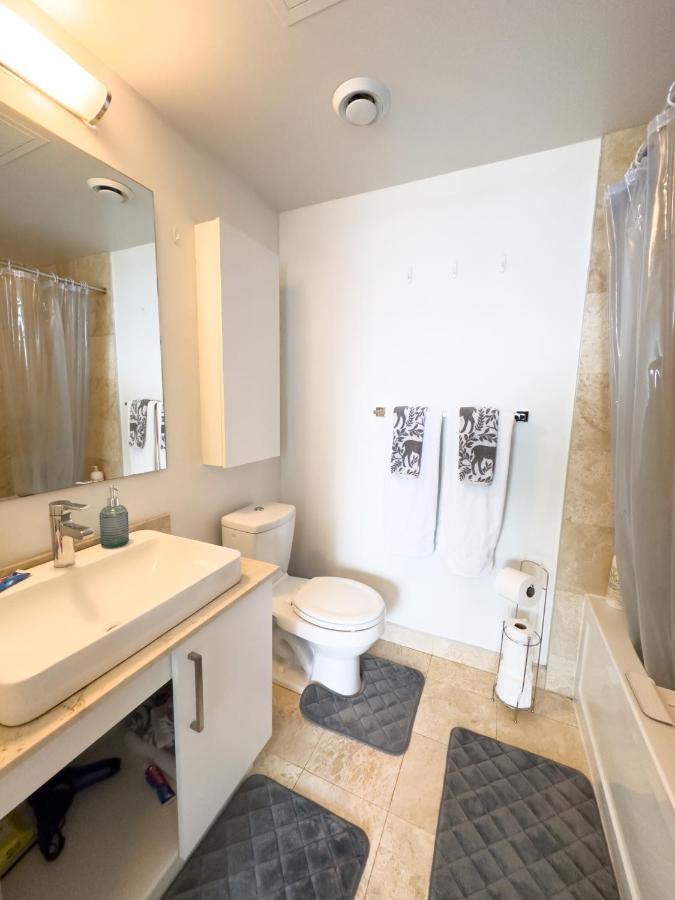 Apartment Luxury 2 Bedrooms With Lakeview Cn Tower Entertainment District Rogers Centre *