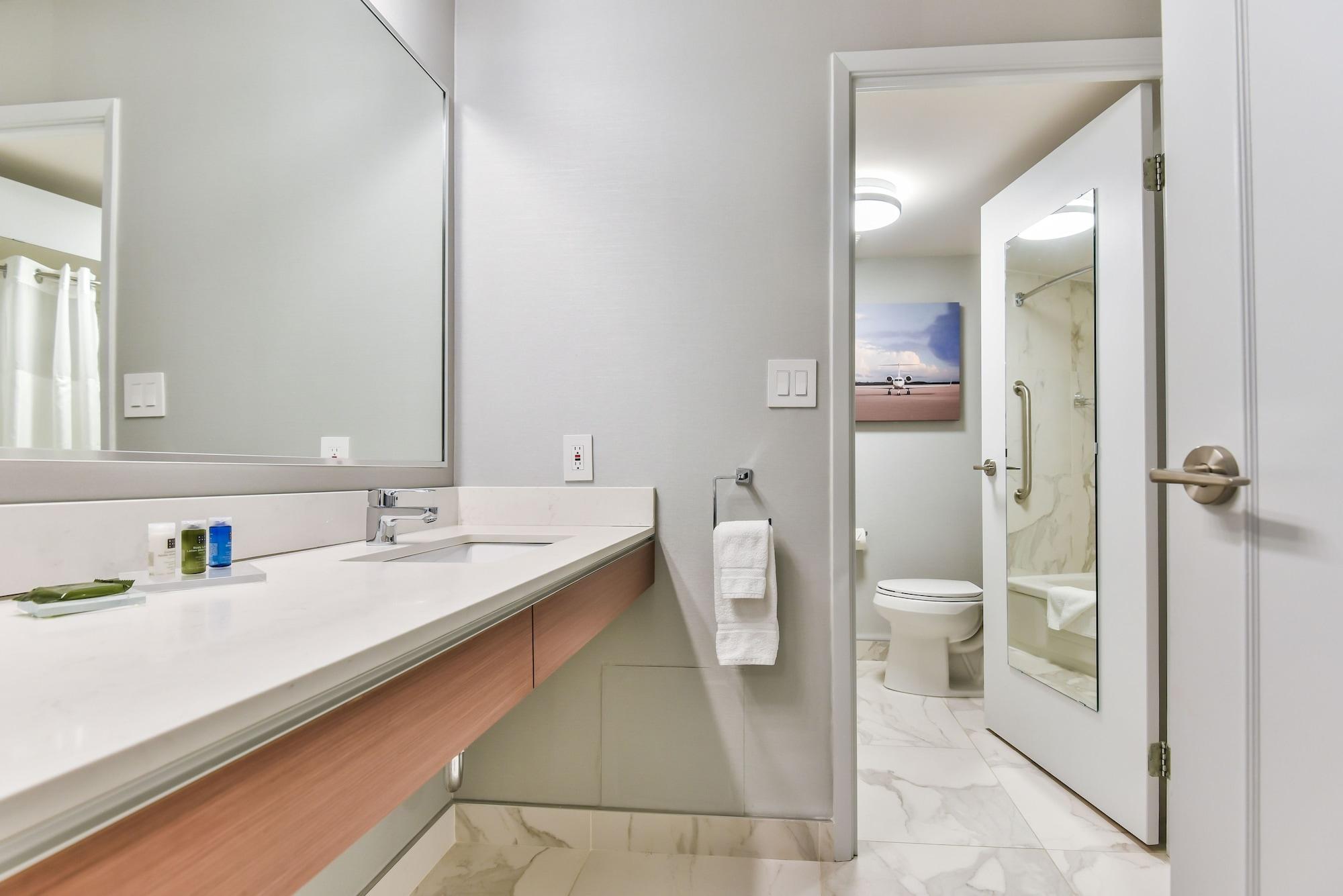 Hotel Radisson Airport 3*