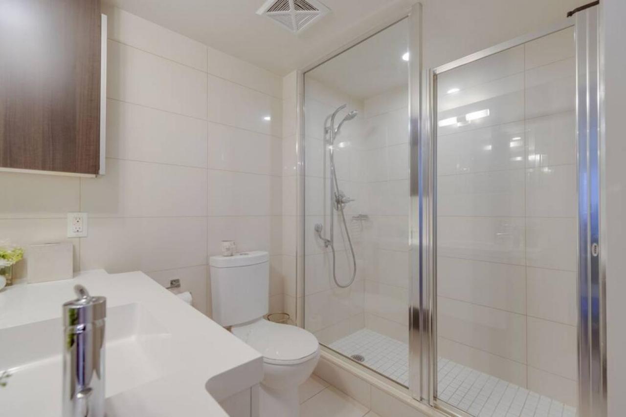 Ferienhaus Lux 2br 1ba Steps To Cn Tower W Parking Included Toronto