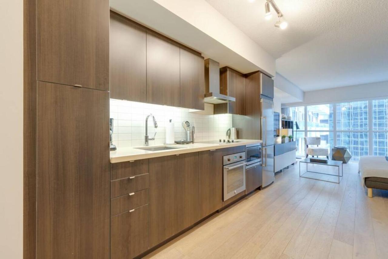 Lux 2br 1ba Steps To Cn Tower W Parking Included Ferienhaus Toronto