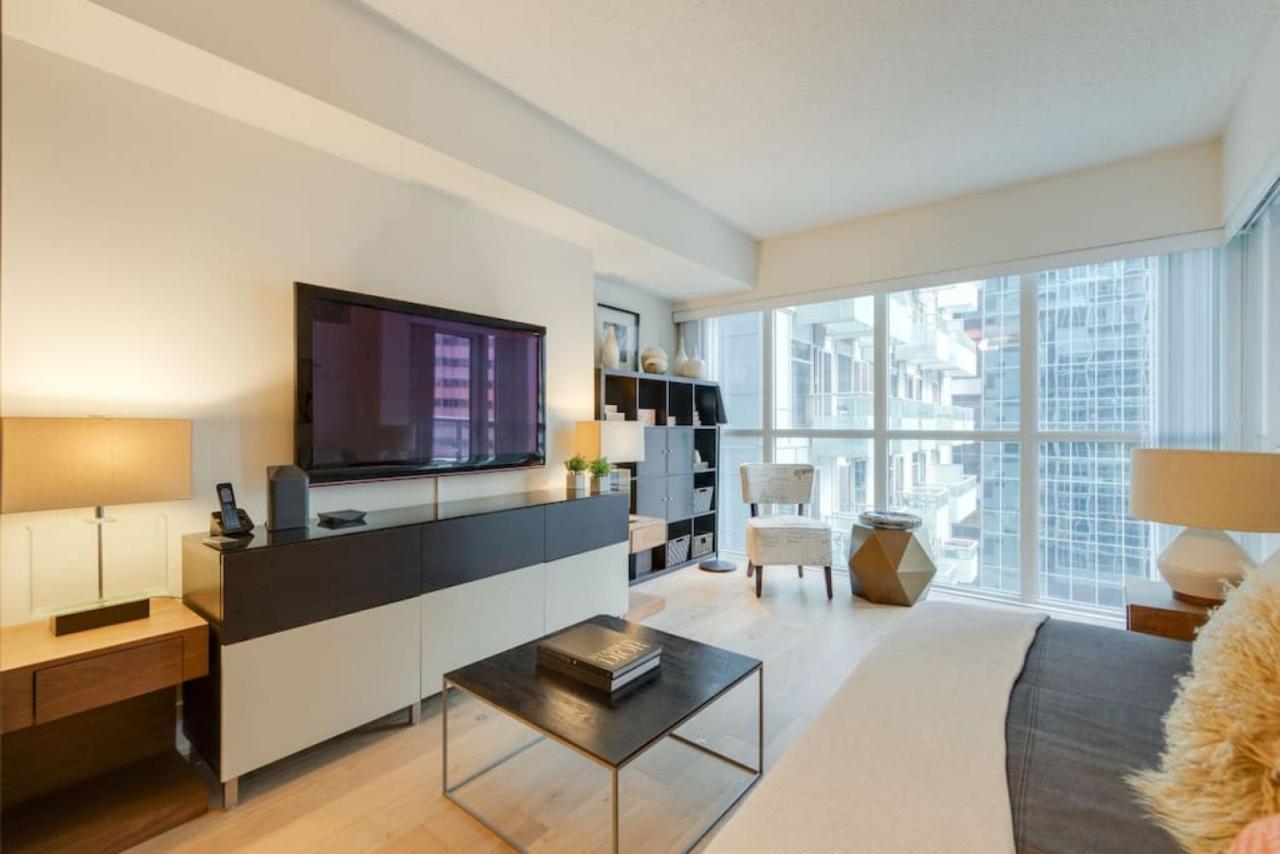 Lux 2br 1ba Steps To Cn Tower W Parking Included