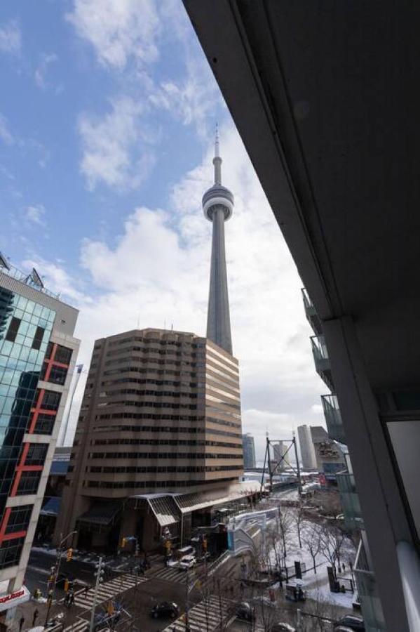 Lux 2br 1ba Steps To Cn Tower W Parking Included Ferienhaus Toronto