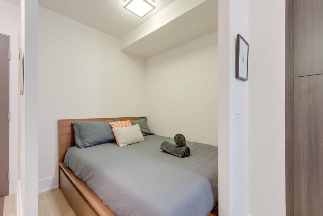 Lux 2br 1ba Steps To Cn Tower W Parking Included Ferienhaus