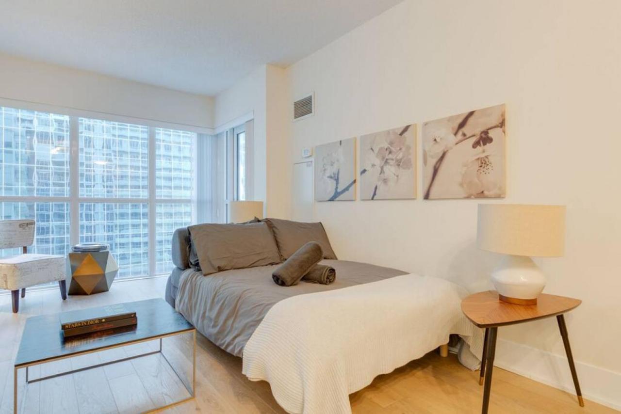 Lux 2br 1ba Steps To Cn Tower W Parking Included Ferienhaus Toronto