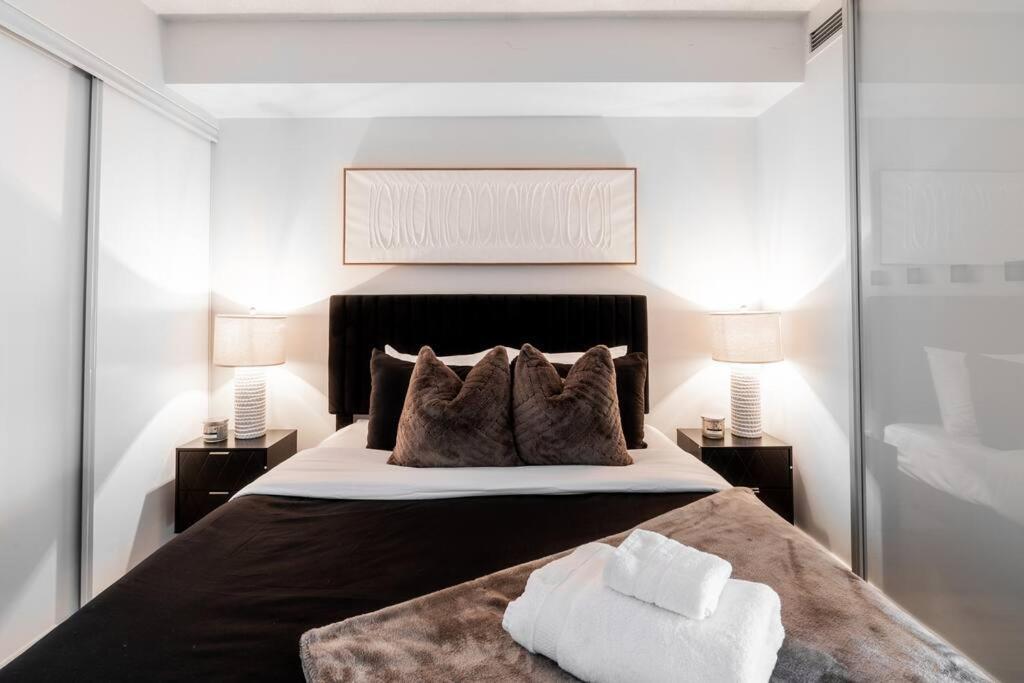 One Bed And Den Upscale Comfort With Parking Apartment Toronto