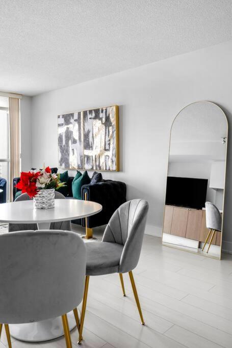 Apartment One Bed And Den Upscale Comfort With Parking Toronto