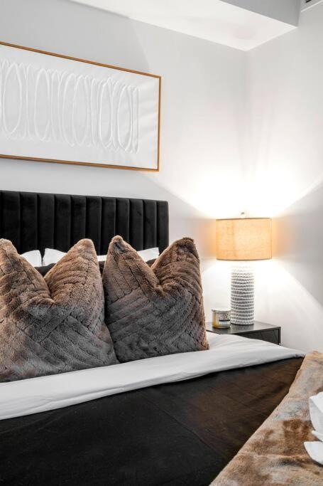 One Bed And Den Upscale Comfort With Parking Toronto
